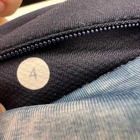 LuLeLemon TieDye Blue White Pattern Leggings MidRise Ruched Calf Women's Size 4 - Picture 3 of 12